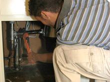 Oakland plumbing technician handles emergency pipe replacement